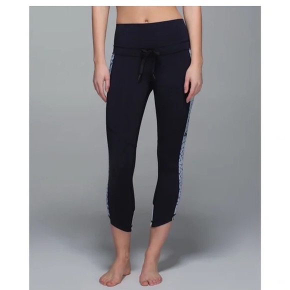 Lululemon Retreat 7/8 Cropped Navy Leggings Size 4 - Picture 2 of 7